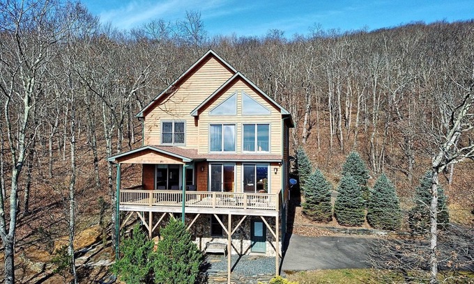 West Jefferson Cabina | Sky High-Open for Bookings! Views, Hot Tub, Game Room, Wi-Fi