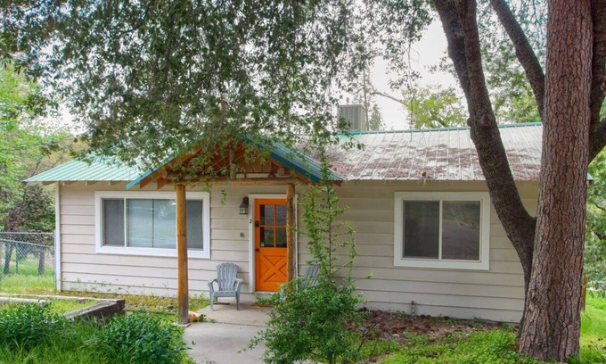 Oakhurst Cabaña | Sky Ranch Cottages - Orange Door