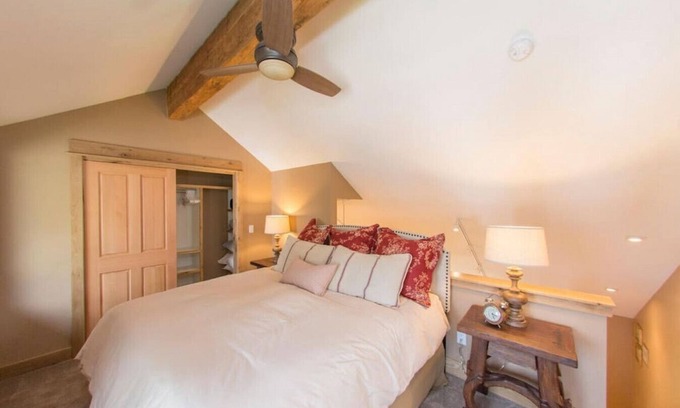 Big Sky Meadow Village Apartamento | Sky's the Limit: Centrally Located For Big Sky Fun