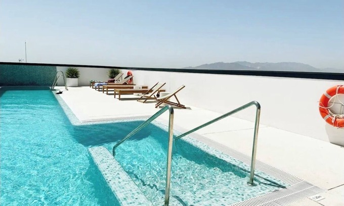 El Molinillo Apartamento | sky tower 2-bedroom apartment in fabulous Málaga with AC, WiFi, fitness room