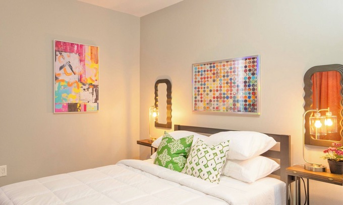 Newark Apartamento | Sky Walk at The Hillside / 3BR Suite Near NYC and Newark Airport Sleeps 8
