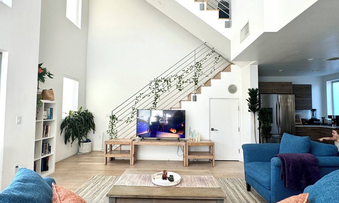 Mid-Wilshire Casa | Skydeck MidWilshire Modern Townhome with Garage, Rooftop Patio, and Loft Office