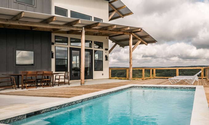 New Braunfels Casa | SKYHOUSE Guadalupe: Cliffside Pool Above the River