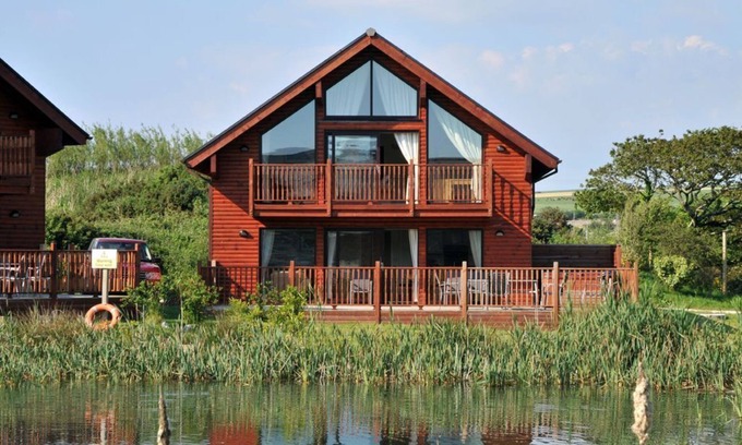 Winnard's Perch Chalet De Esquí | Skylark sleeps 8 private Hot Tub & Dogs welcome Nr Padstow, Resort Pool Bar & Watersports