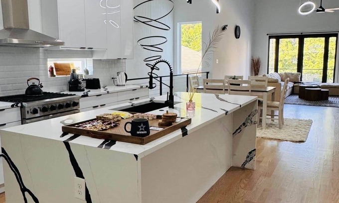 Old East Dallas Casa | Skyline Gem Dallas - 3BR Villa with Penthouse Loft