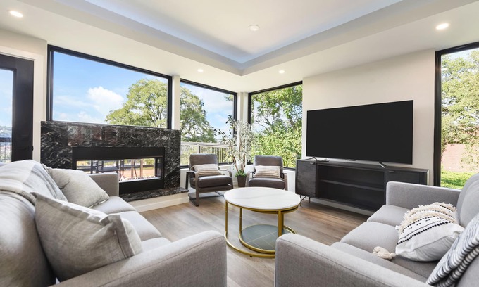 Pittsburgh Casa | Skyline Haven:5BR/3.5BA + Garage Parking + Rooftop