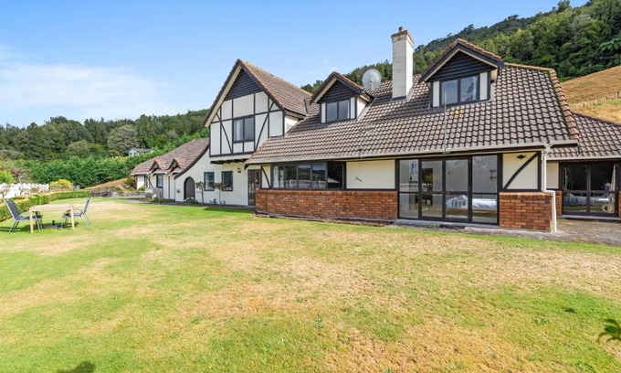 Rotorua Villa | skyline mountain view Lodge up to 16 people