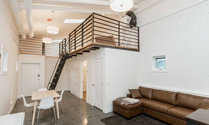East Village Apartamento | Skyline Penthouse |BBQ, Sleeps 8