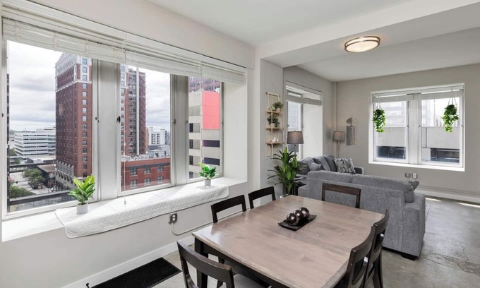 Downtown Des Moines Apartamento | Skyline Serenity 2BR/2BA with Stunning City Views