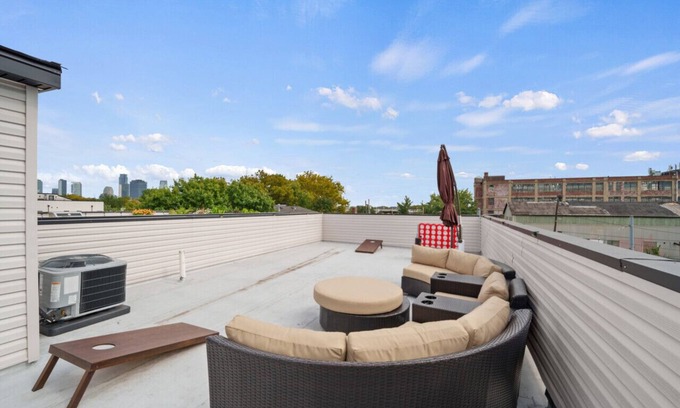 Communipaw Condominio | Skyline Serenity: Luxe NYC Retreat