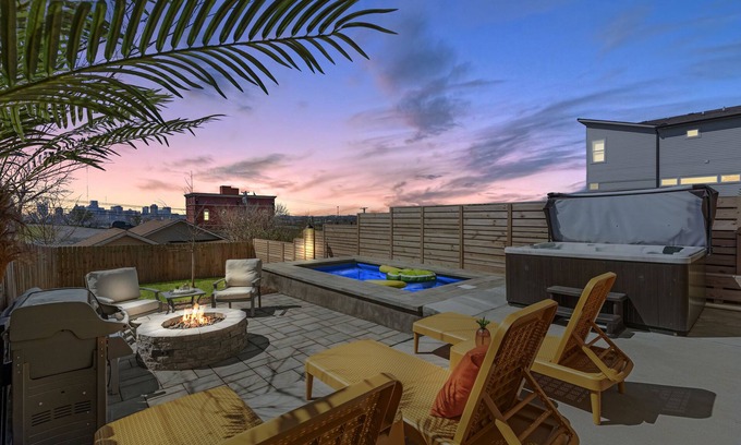 Katie Hill Neighborhood Casa | Skyline Stunner★Heated Pool★Hot Tub★Fire Pit★Close to Broadway & Downtown!★Views
