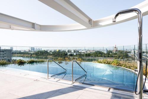 Kaisermuhlen Apartamento | Skyline Suite - Danube-View Balcony & Pool