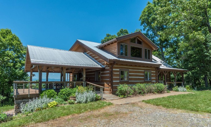Weaverville Cabina | Skyline View Lodge | Log Cabin with Covered Deck & Sweeping Views
