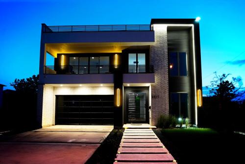 West Dallas Casa | SkyLuxe Five Modern 5BR Home with Dallas Skyline Rooftop Views