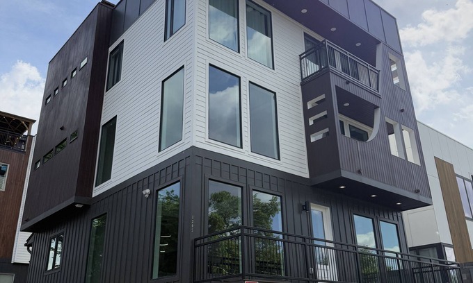 Edgehill Casa | Skyrise Stay - New 5-Story w/ Rooftop Bar, Hot Tub, Elevator & Skyway Bridge