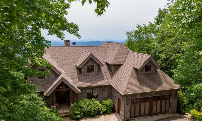 Blowing Rock Casa | Skytop Retreat - Spectacular 50 mile Views! Pet friendly, hot tub, arcade