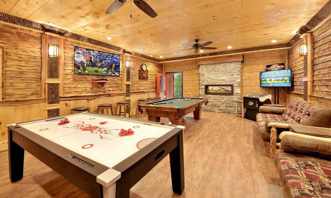 Gatlinburg - Pigeon Forge Cabina | Contáctenos para obtener un 15% de descuento adicional en una nueva estadía del 15 de julio al 28 de agosto de 2019
