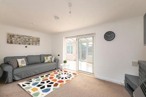 Stevenage Casa | Skyvillion - STEVENAGE SPACIOUS & COZY 3Bed House with Parking, Wifi, Garden