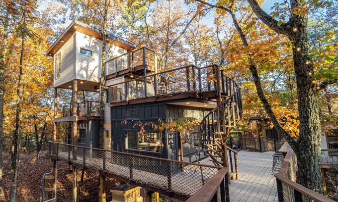 Sevierville Cabina | Skywalk Treehouse: 4 Treehouses Linked by Bridges, all 4 treehouses to yourself