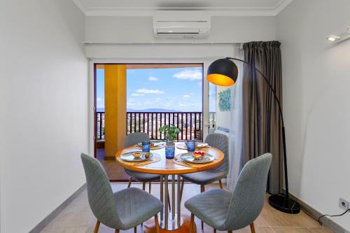Praia da Rocha Apartamento | SkyZen - Beach Walking, Mountain & River View