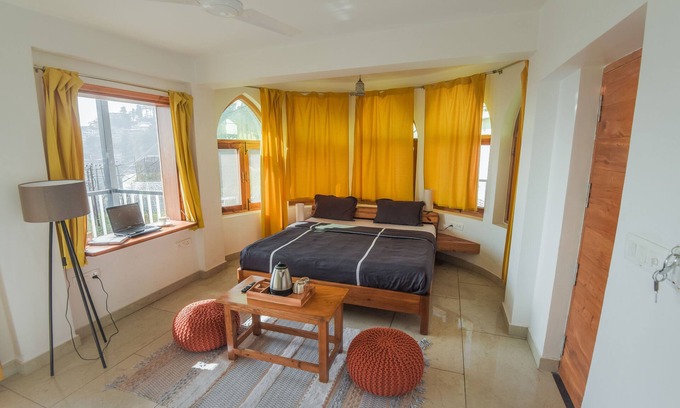The Mall Road Condominio | Slane Castle - 2 BHK w/ King Bed, Parking, Bonfire