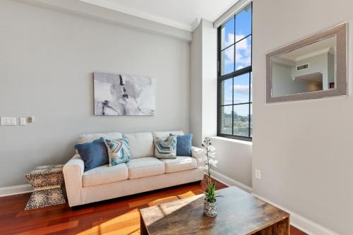 Olde Kensington Apartamento | Sleek 1br W Rooftop Amenities