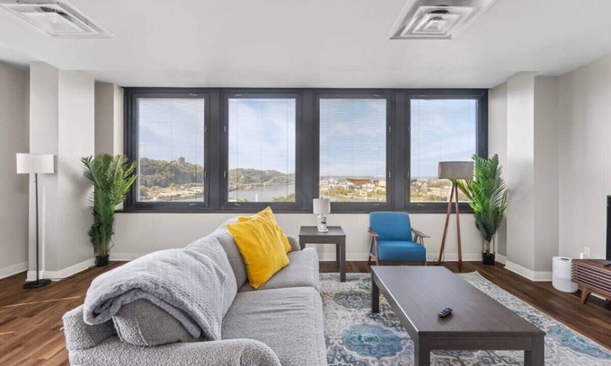 Downtown Pittsburgh Apartamento | Sleek 2BR Downtown Retreat with Gym