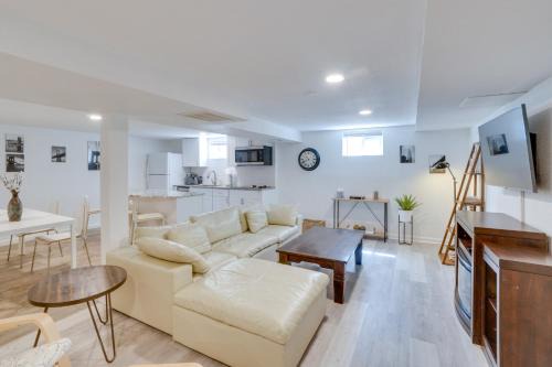 Castlewood Apartamento | Sleek and Central Centennial Apartment with Fireplace!