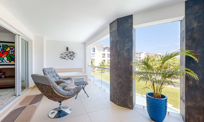Puerto Juarez Apartamento | Sleek apartment with washer/dryer, full kitchen, furnished terrace, on-site pool