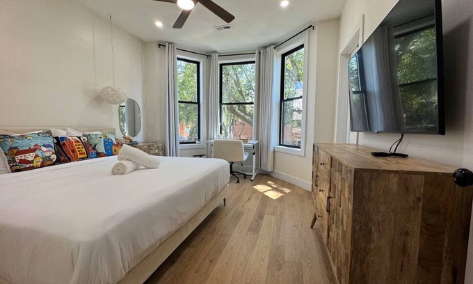 Avondale Condominio | Sleek Avondale Condo - King and Queen + Spa Bath + Garage + Sass