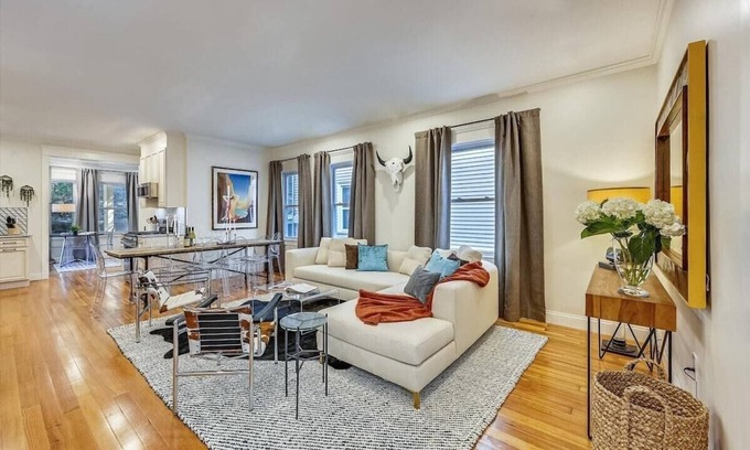 Forest Hills - Woodbourne Condominio | Sleek Boston Home | Near T