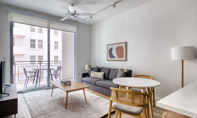 Industrial Section Apartamento | Sleek Coral Gables 1BR w/ W/D, Pool & Gym, near Shops, by Blueground