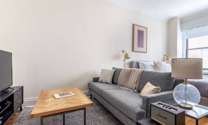 Theatre District Apartamento | Sleek Downtown Studio w/ W/D, Doorman, nr. Boston Common, by Blueground
