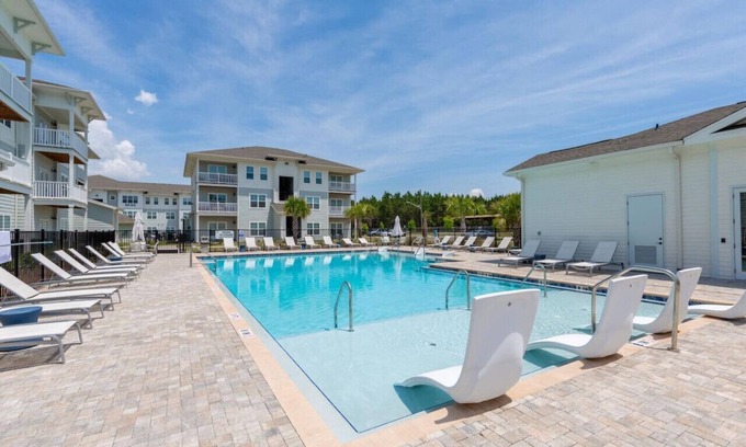 Orange Park Apartamento | Sleek Escape: Modern 3 BR Jacksonville Condo