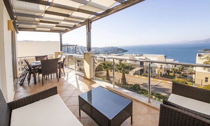 Bogazici Apartamento | Sleek Flat with Private Beach and View in Milas