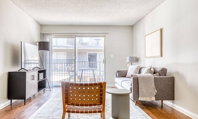Atwater Village Apartamento | Sleek Glendale 1BR w/ Gym, Pool, Lounge, walkable location, by Blueground