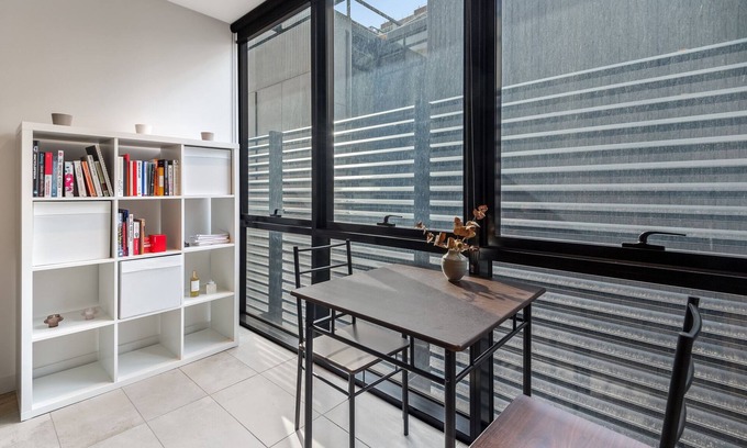 Collingwood Apartamento | Sleek Inner-City 1-Bed Pad with Pool & BBQ
