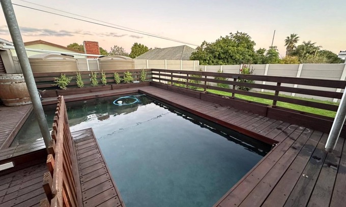 Parow North Apartamento | Sleek Modern Luxury Pool Side Apartment