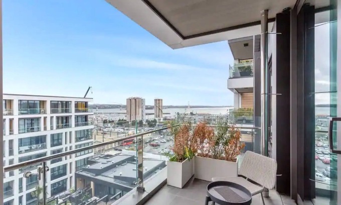 Auckland Central Business District Casa | Sleek Modern Studio With Balcony!