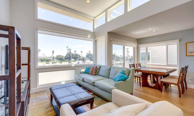 Hollywood Casa | Sleek Oxnard Townhouse w/ Balconies: Walk to Beach