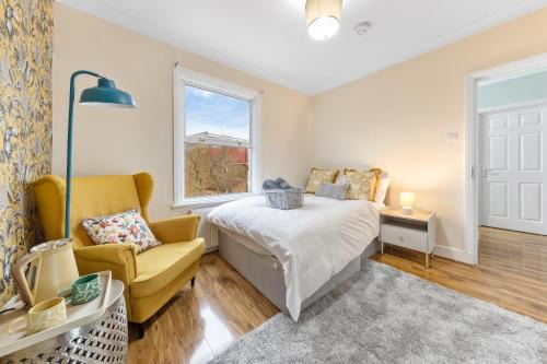 Hoe Street Casa | Sleek Private Bedroom In Shared London Home For Two - Bedroom2