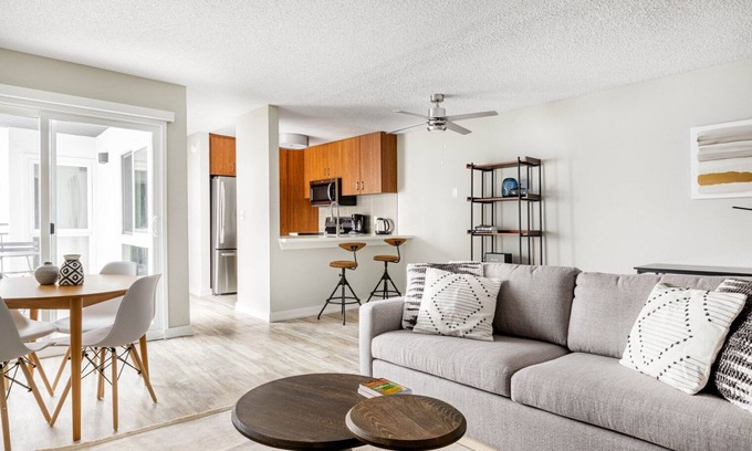 South Redondo Apartamento | Sleek Redondo Beach 1BR w/ Pool, Gym, 1 block from beach, by Blueground