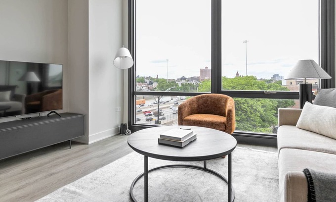 River West Apartamento | Sleek River West 1BR w/ Rooftop & Gym, steps to Blue Line, by Blueground