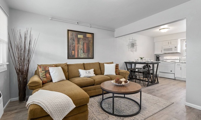 Appleton Apartamento | Sleek & Spacious 2BR in Appleton – Queen Beds #A