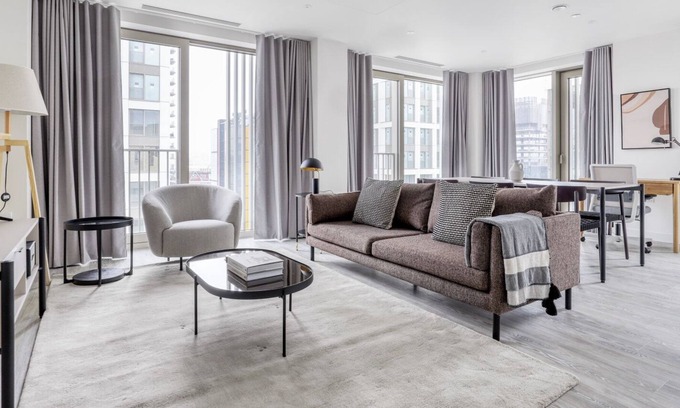 Stratford and New Town Apartamento | Sleek Stratford 1BR w/ Security & Gym, nr Train Station, by Blueground