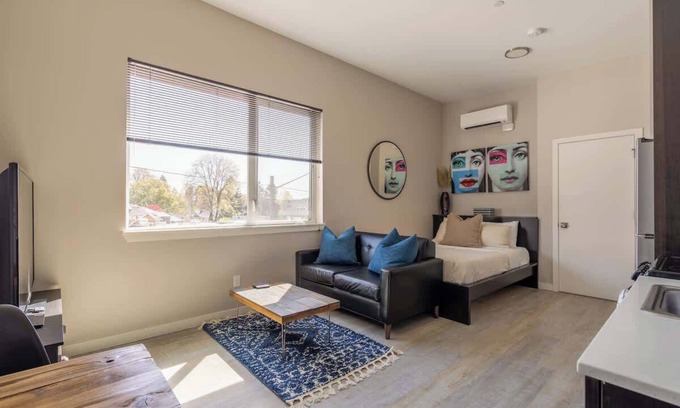 Hosford-Abernethy Apartamento | Sleek Studio Food Cart Row & Vintage Shops