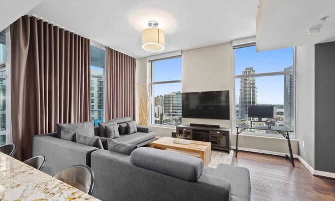 Downtown San Diego Condominio | Sleek Stunner by the Bay