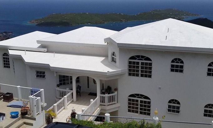 Estate Pearl Complejo | Sleek & Sunny Island Studio | Kitchenette