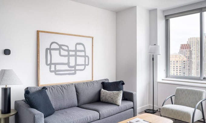 Lincoln Square Apartamento | Sleek UWS 2BR w/ Gym, Balcony & W/D, nr Central Park, by Blueground