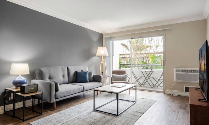 Palms Apartamento | Sleek Westside 1BR w/ Pool, Gym, Bball & Tennis Courts, by Blueground